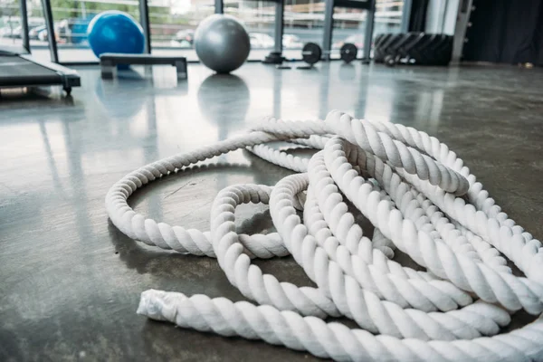 Primo Piano Colpo Corda Allenamento Sul Pavimento Palestra — Foto Stock