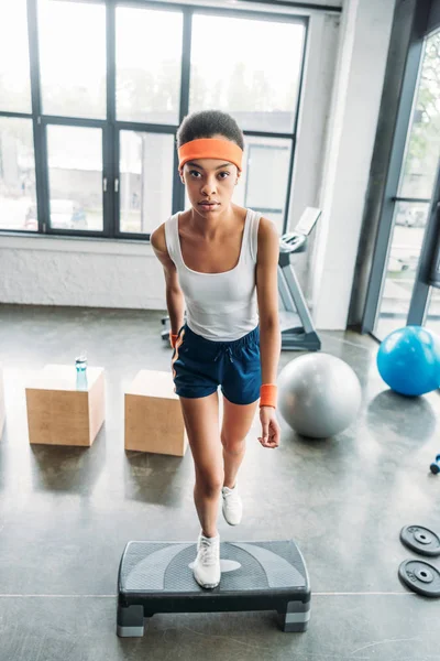 체육관에서 플랫폼에 운동에 아프리카계 미국인 Sportswoman의 — 무료 스톡 포토