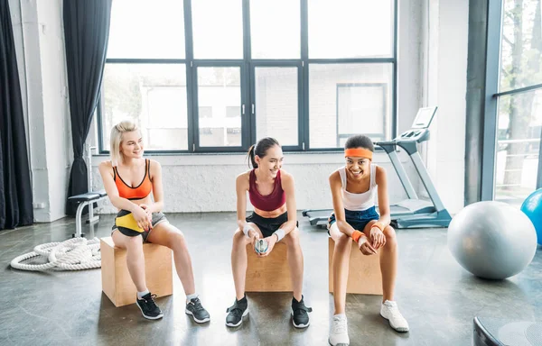 Tre Felici Multiculturali Appoggiati Scatole Legno Palestra — Foto Stock