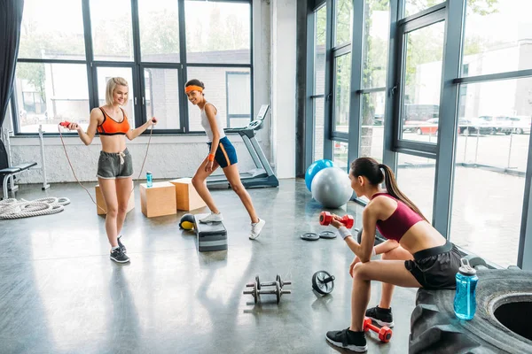 Tres Deportistas Multiculturales Sonrientes Haciendo Ejercicio Gimnasio — Foto de Stock