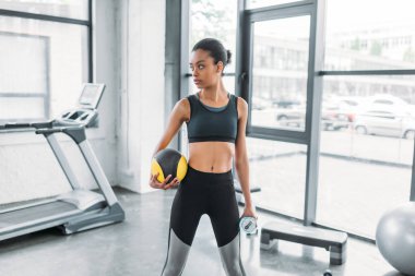 Afro-Amerikan sporcumuz top ve sportif su şişesi vasıl jimnastik salonu ile portresi