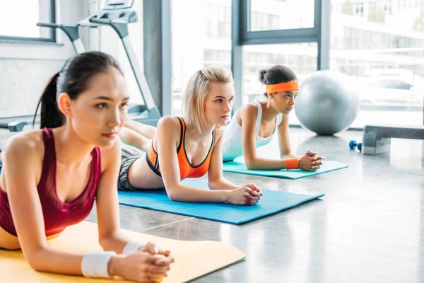 Çok Kültürlü Kadın Sporcular Spor Salonunda Fitness Paspaslar Üzerinde Egzersiz — Stok fotoğraf