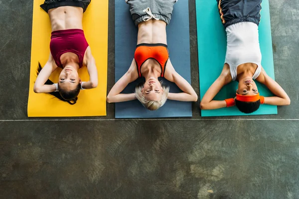 Emelt Szintű Nézete Multikulturális Női Sportolók Gyakorlása Tornaterem Fitness Szőnyeg — Stock Fotó