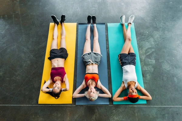 High Angle View Three Multiethnic Sportswomen Fitness Mats Gym — Stock Photo, Image