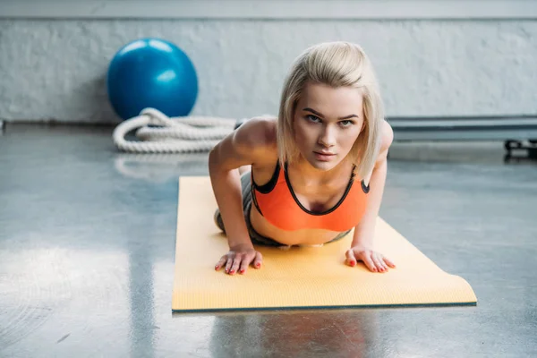 Mladá Atraktivní Sportovkyně Dělá Cvičení Fitness Mat Tělocvičně — Stock fotografie