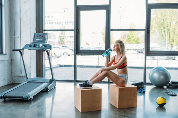 Vista Lateral Joven Deportista Descansando Caja Madera Agua Potable Gimnasio — Foto de Stock