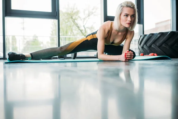 Mujer Atlética Joven Estirándose Colchoneta Fitness Gimnasio — Foto de Stock