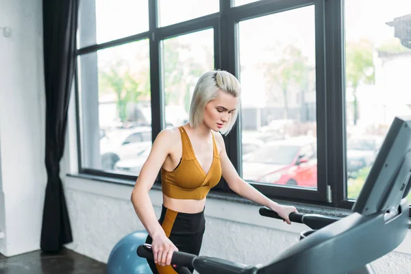Side View Young Sportswoman Running Treadmill Gym — Stock Photo, Image