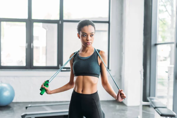 Retrato Una Joven Deportista Afroamericana Con Cuerda Salto Gimnasio — Foto de Stock