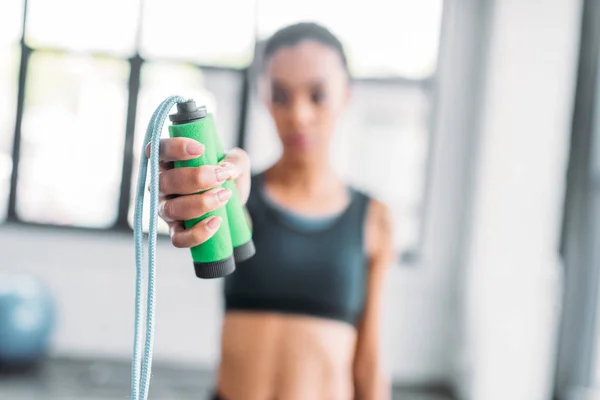 Enfoque Selectivo Deportista Afroamericana Mostrando Saltar Cuerda Mano Gimnasio — Foto de stock gratuita