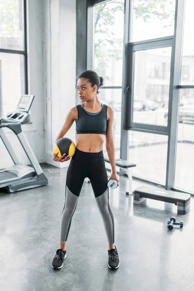 Deportista Afroamericana Con Bola Botella Agua Deportiva Gimnasio — Foto de Stock