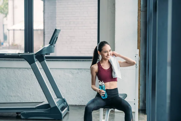 Smiling Asian Sportswoman Sportive Water Bottle Towel Resting Workout Gym — Stock Photo, Image