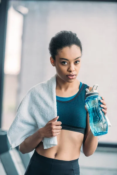 Portrait African American Sportswoman Sportive Water Bottle Towel Workout Gym — Free Stock Photo