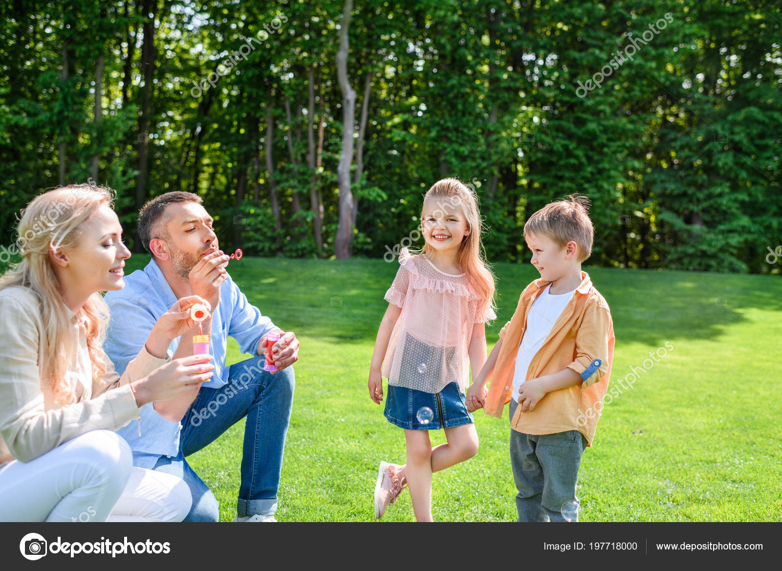 Resultado de imagem para IMAGENS DE CRIANÇAS OLHANDO PARA OS PAIS