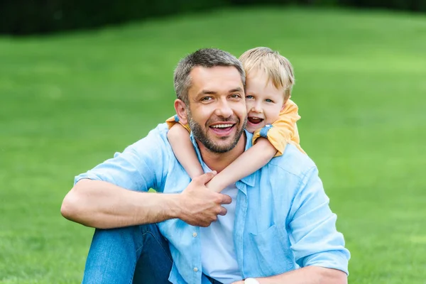 Feliz Pai Filho Abraçando Sorrindo Para Câmera Parque — Fotografia de Stock