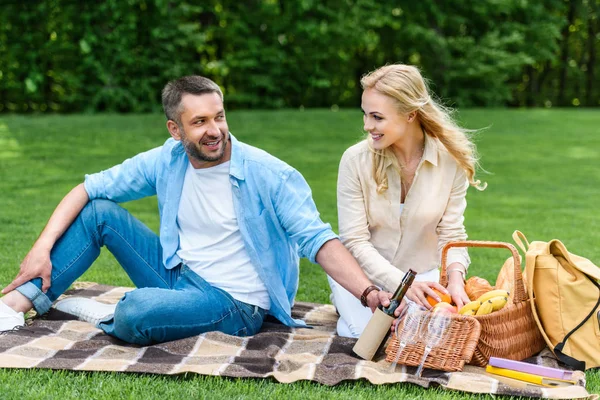 Feliz Pareja Sentada Cuadros Con Vino Cesta Picnic Parque — Foto de Stock