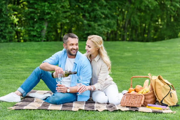 Cuplu Fericit Bea Vin Timp Stau Împreună Carouri Picnic — Fotografie, imagine de stoc