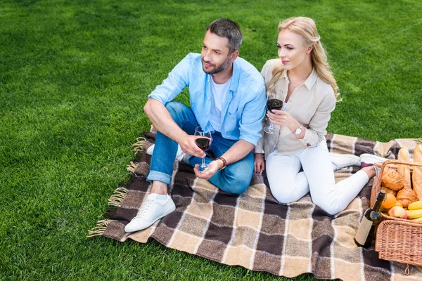 High Angle View Couple Holding Glasses Wine Looking Away While — Stock Photo, Image