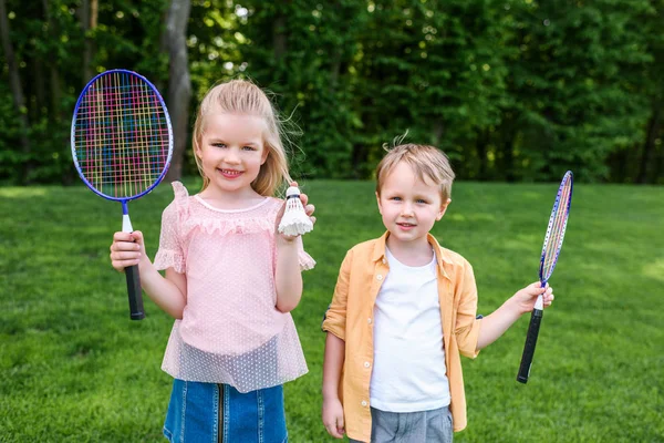 Adorable Smiling Children Holding Badminton Rackets Shuttlecock Park — Free Stock Photo