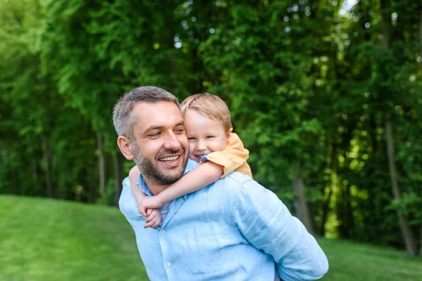 Happy Father Piggybacking Adorable Little Son Park — Stock Photo, Image