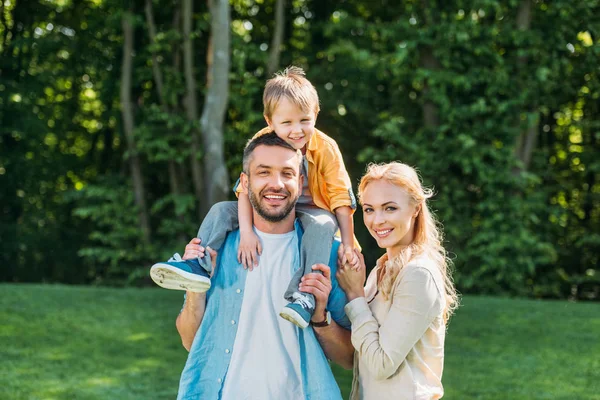 Feliz Padres Con Lindo Pequeño Hijo Sonriendo Cámara Parque — Foto de Stock