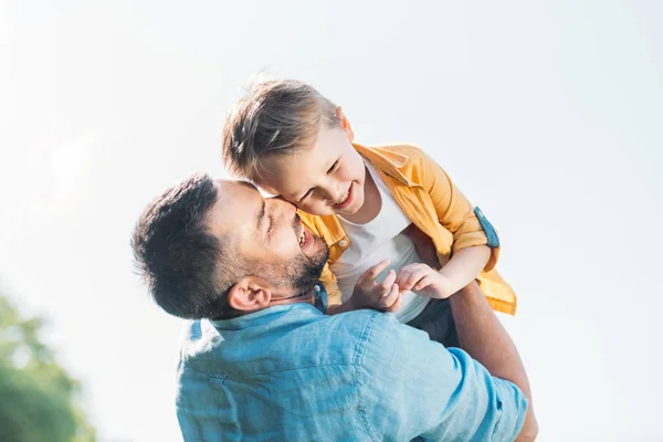 Feliz Padre Abrazando Adorable Sonriente Pequeño Hijo Parque —  Fotos de Stock