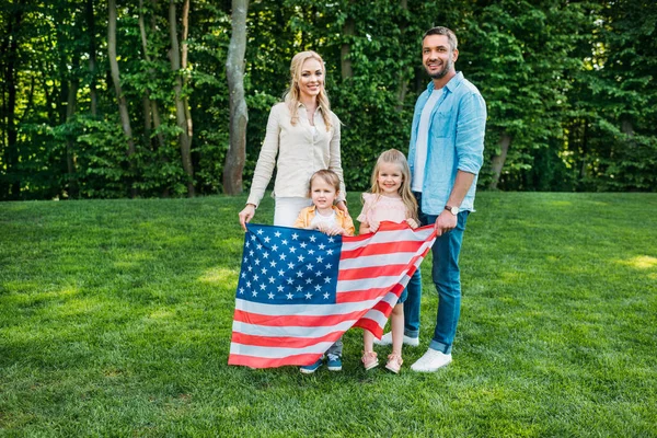 Famille Heureuse Avec Deux Enfants Nous Tenant Drapeau Souriant Caméra — Photo