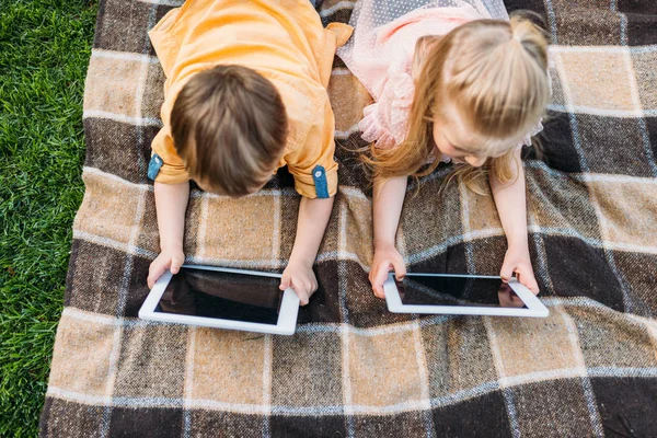Εναέρια Θέα Της Χαριτωμένο Μικρά Παιδιά Χρησιμοποιώντας Ψηφιακές Ταμπλέτες Ενώ — Φωτογραφία Αρχείου