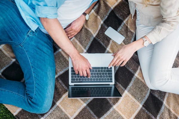 Foto Pasangan Yang Dipotong Menggunakan Laptop Bersama Sama Pada Saat — Stok Foto