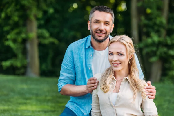 Gelukkige Paar Glimlachend Camera Tijdens Vergadering Samen Picknick Het Park — Stockfoto