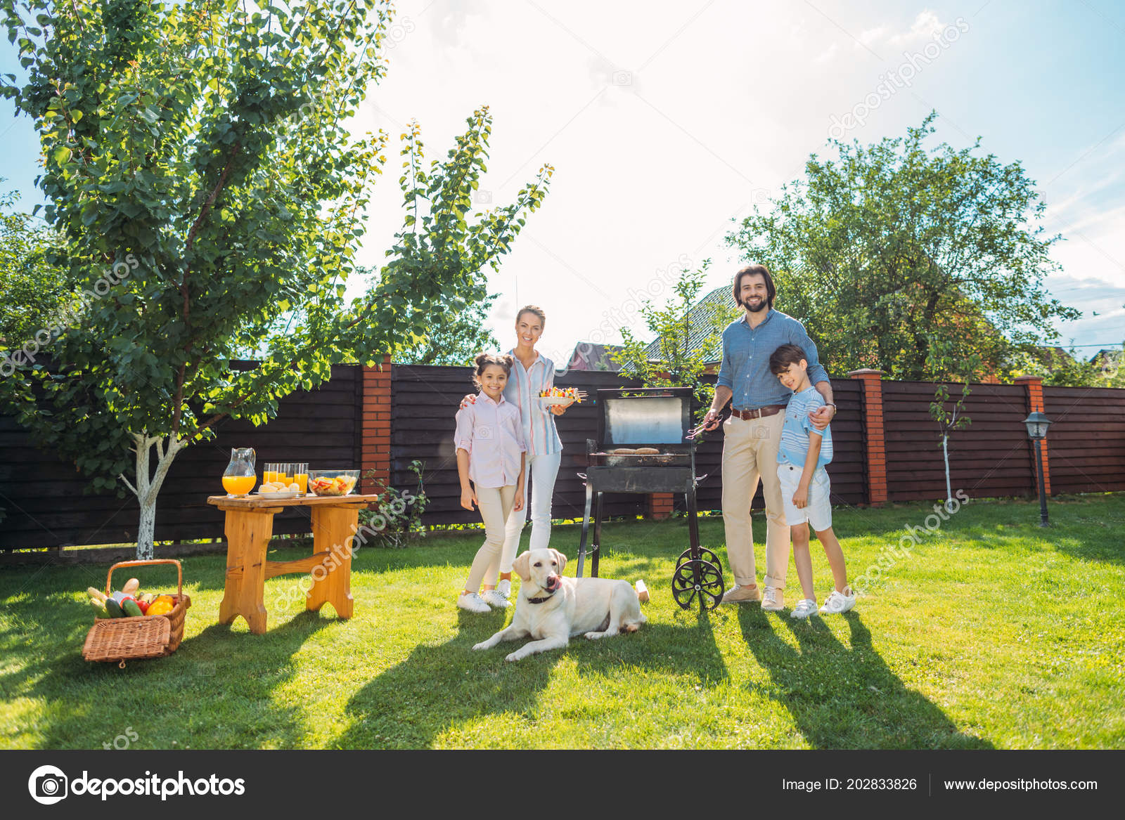 宠物:多代同堂给宠物狗洗澡。后院。夏天。照片摄影图片_ID:148928593-Veer图库