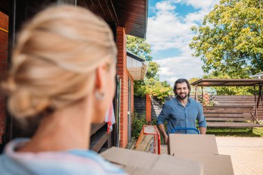 adamın karısı yeni evinde bakarak, ev concept taşıma karton kutular ile tutamacı Tepsili seçici odak