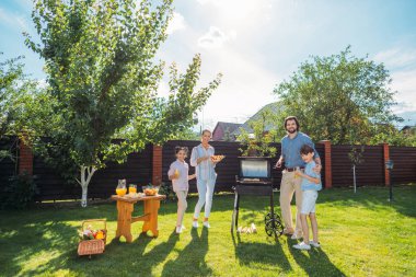 aile barbekü birlikte arka bahçesinde üzerinde yaz günü partisi.