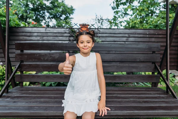 Retrato Niños Lindos Que Descansan Colchón Inflable Césped Verde Patio