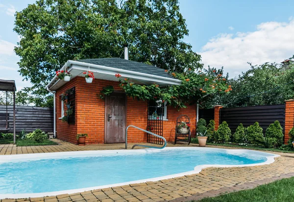 Casa Campo Madera Con Piscina Cerca Árboles Cielo Nublado —  Fotos de Stock