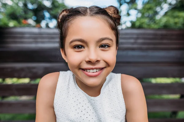 Retrato Criança Sorrindo Olhando Para Câmera Enquanto Sentada Banco Madeira — Fotografia de Stock