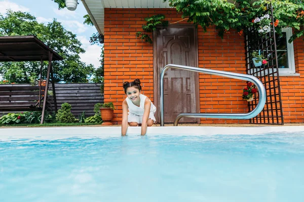 Entzückend Lächelndes Kind Swimmingpool Der Nähe Von Landhaus — Stockfoto