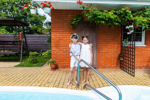 Küçük Kardeşler Birbirlerine Yüzme Havuzu Yaz Gününde Sarılma — Ücretsiz Stok Fotoğraf
