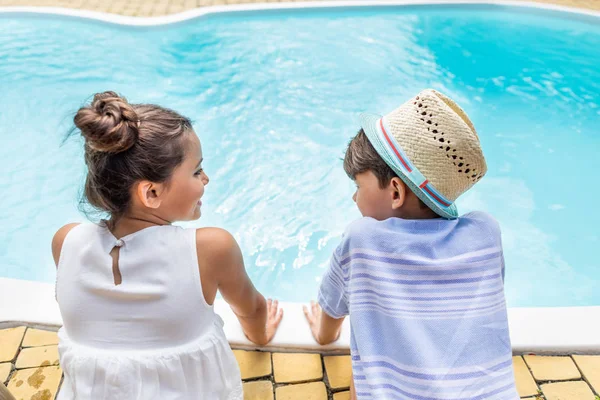 Achteraanzicht Van Kleine Broers Zussen Zitten Buurt Van Zwembad Zomerdag — Stockfoto