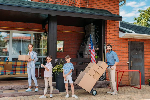 Parents Cardboard Boxes Children Standing Country House Moving Home Concept — Stock Photo, Image