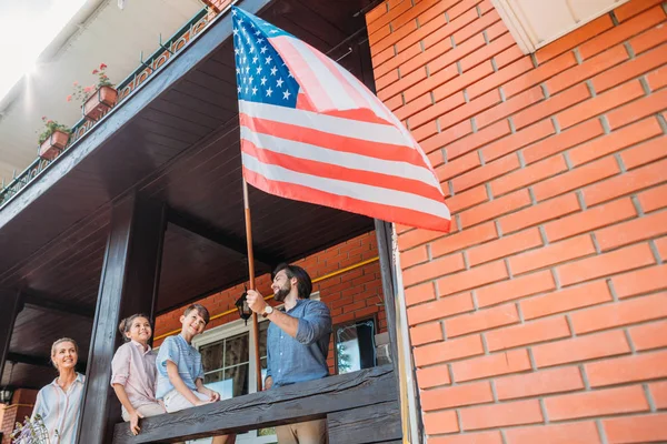 Οικογένεια Αμερικανική Σημαία Στέκεται Στη Χώρα Σπίτι Βεράντα — Φωτογραφία Αρχείου