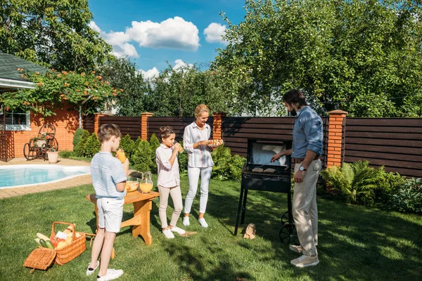 Familj Med Grill Tillsammans Bakgård Sommardag — Stockfoto