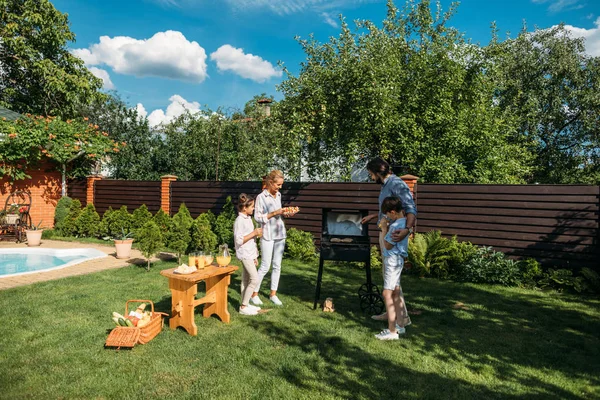 Aile Barbekü Birlikte Arka Bahçesinde Üzerinde Yaz Günü Partisi — Stok fotoğraf