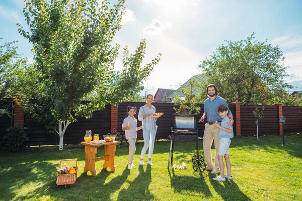 Familj Med Grill Tillsammans Bakgård Sommardag — Stockfoto