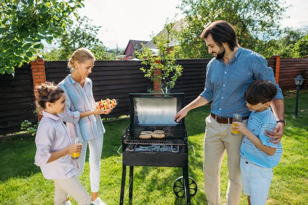一家人一起在后院烧烤在夏天的一天 — 图库照片