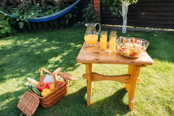 Zár Megjelöl Kilátás Kosár Élelmiszer Piknik Pohár Gyümölcslé Friss Salátával — Stock Fotó