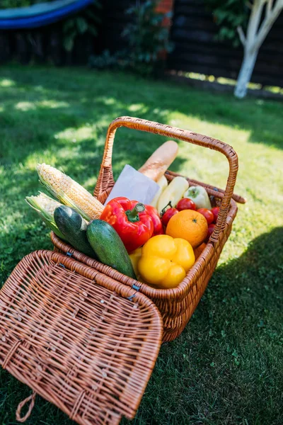 Nahaufnahme Von Korb Mit Baget Und Gemüse Für Picknick Auf — Stockfoto