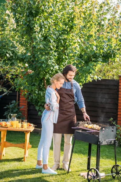 Sonriente Pareja Teniendo Barbacoa Patio Trasero Verano Día —  Fotos de Stock