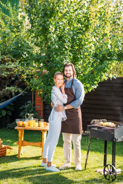 Leende Par Tittar Kameran Med Grill Bakgården Sommardag — Stockfoto