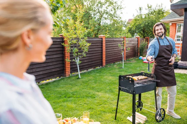 Selective Focus Couple Having Barbecue Backyard Country House Summer Day — Stock Photo, Image